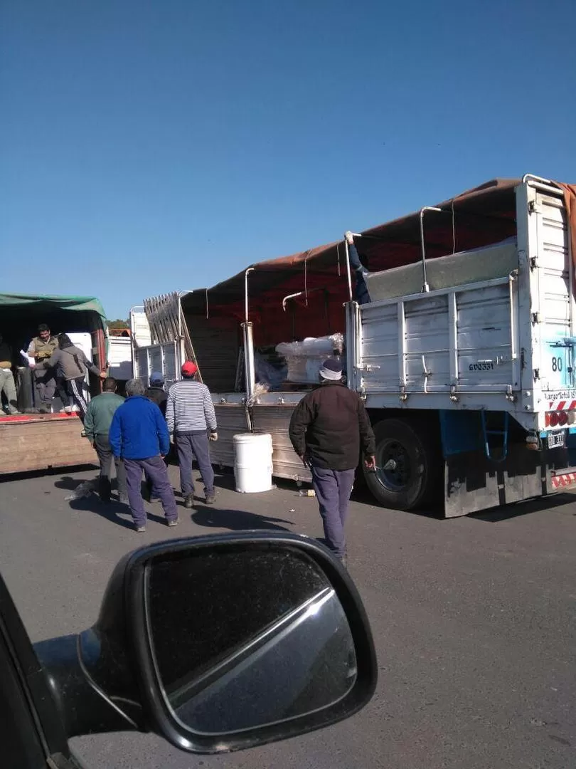 SOSPECHAS. Los camiones se descargaron en una calle de Lomas de Tafí. 