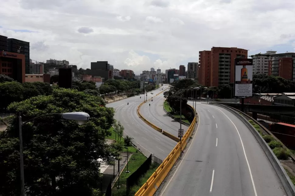 COMO FERIADO. Calles vacías y poco movimiento se observó en Caracas. reuters