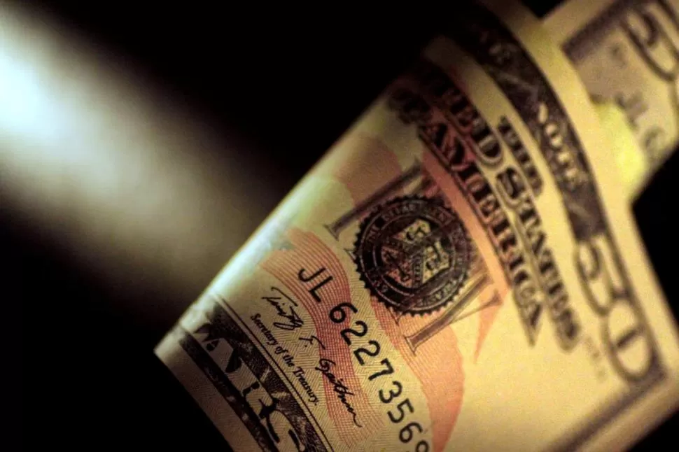 MOTIVO. Es lógico que el dólar suba porque los inversores aún tienen pesos en su poder, indicó un especialista. Reuters