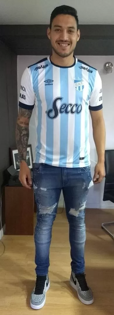 FELIZ. Cabral sonríe luego de ponerse por primera vez la camiseta de Atlético. prensa club atlético tucumán