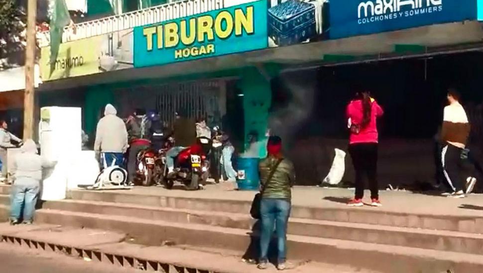 El hombre que quiso saquear un negocio y se metió en una película tenía pedido de captura