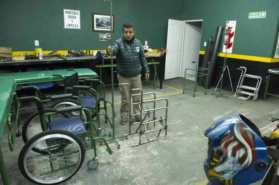 NADA SE COMPRA. El taller de sillas de ruedas, camillas y portasueros que abastece a los hospitales públicos. la gaceta / FOTOS de DIEGO aRáOZ