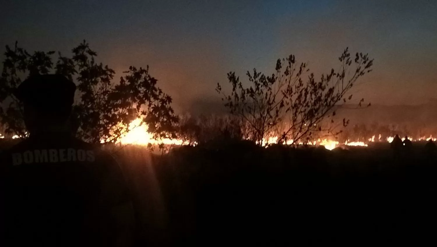 Incendio de pastizales en la zona sur del Aeropuerto Benjamín Matienzo .FOTO ENVIADA A WHATSAPP DE LA GACETA.