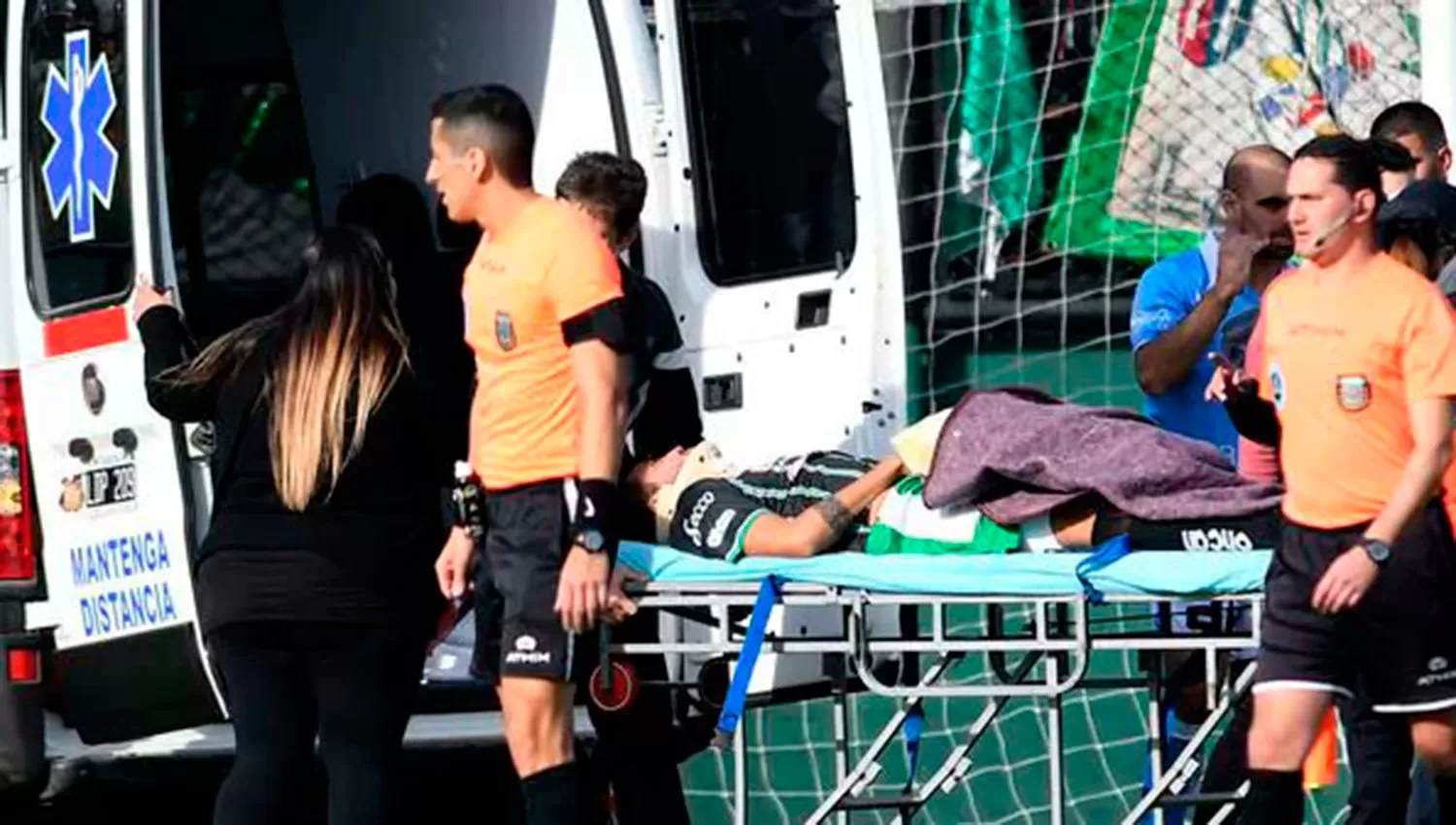 EN CAMILLA. Olariaga fue trasladado al hospital luego de los primeros auxilios del árbitro. (FOTO DEBPORTIVO BA)