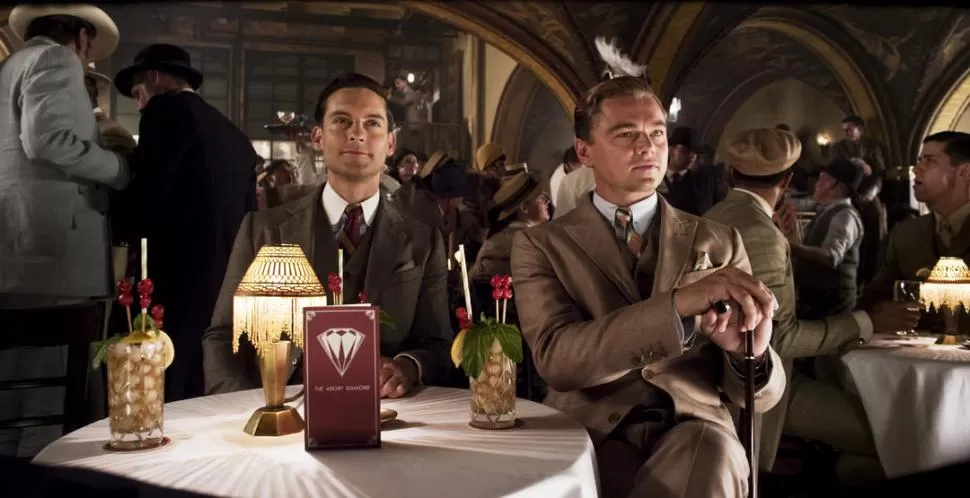 EN EL CINE. Una escena de la película “El gran Gatsby”. El protagonista frecuenta un bar oculto tras la fachada de una peluquería. 