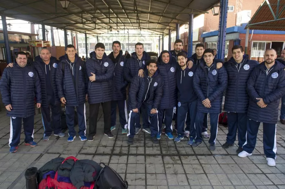 OPTIMISMO. La delegación del seleccionado tucumano de basquetbol posa ante de la partida hacia la ciudad de Neuquén. LA GACETA / FOTO DE DIEGO ARAOZ