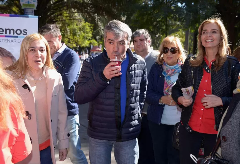 EN LA PLAZA URQUIZA. Cano y Ávila encabezaron “timbreos” y contarán esta semana con el respaldo del Presidente.  prensa cambiemos