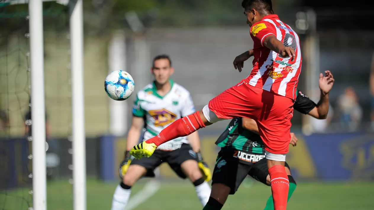 LA ÚLTIMA FUNCIÓN. Los Santos cerrarán una temporada que le valió el regreso a la segunda categoría del fútbol argentino. ARCHIVO LA GACETA