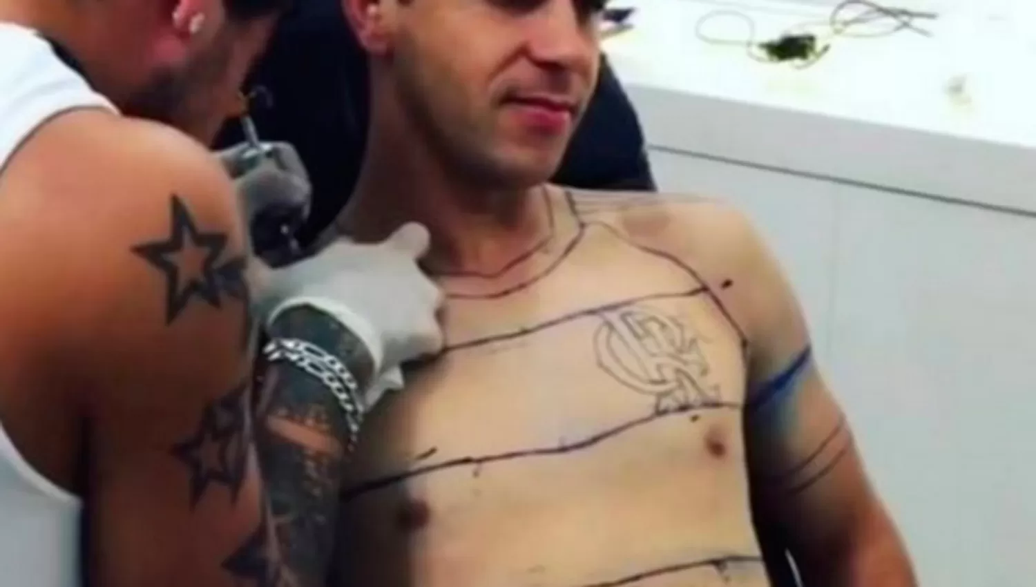 Pasión extrema: un hincha se tatuará la camiseta de su equipo en todo su cuerpo