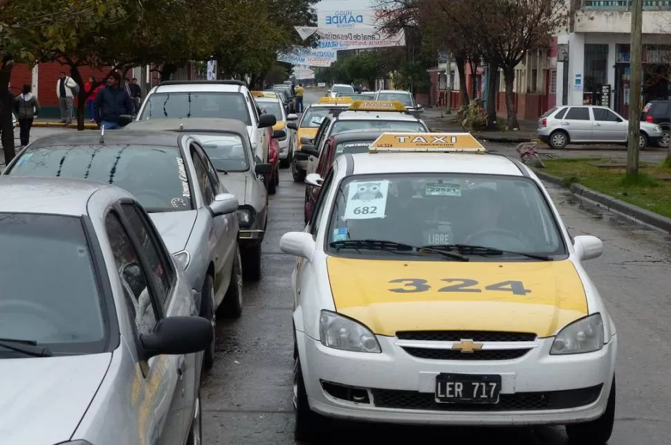 POSTAL REPETIDA. Miles de taxis son alquilados por políticos en elecciones. la gaceta / foto de osvaldo ripoll (archivo)