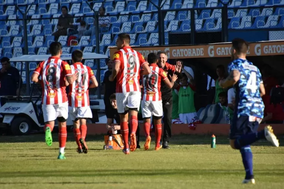 DESAHOGO. Diego Cagna se apresta a felicitar a Matías García, quien a través de un penal abrió el camino a la victoria. Club Atlético San Martín de Tucumán