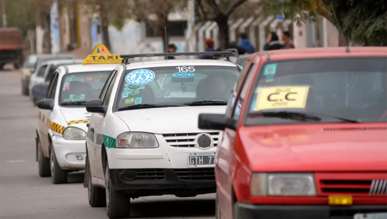ACARREO DE VOTANTES. Los autos con identificaciones son habituales en Tucumán durante las elecciones. FOTO ARCHIVO