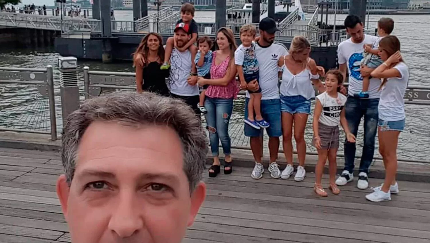 Sin querer, se sacó la selfie del año junto a Messi y su familia