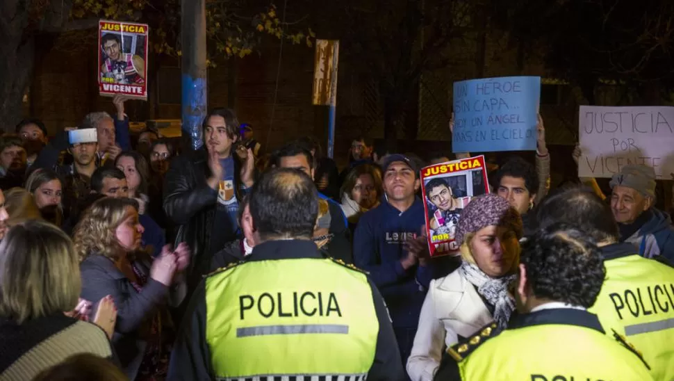 MANIFESTACIÓN. Los vecinos de Ciudadela exigen seguridad y justicia por el homicidio del comerciante. la gaceta / foto de diego aráoz