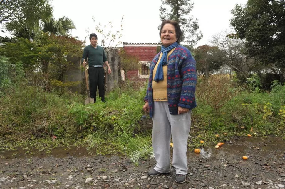 RECLAMO. Sonia Juárez y su hijo, Ángel Acosta, en la puerta de su casa, ubicada frente a la calle principal que piden que sea reparada. LA GACETA / FOTO DE FRANCO VERA.-