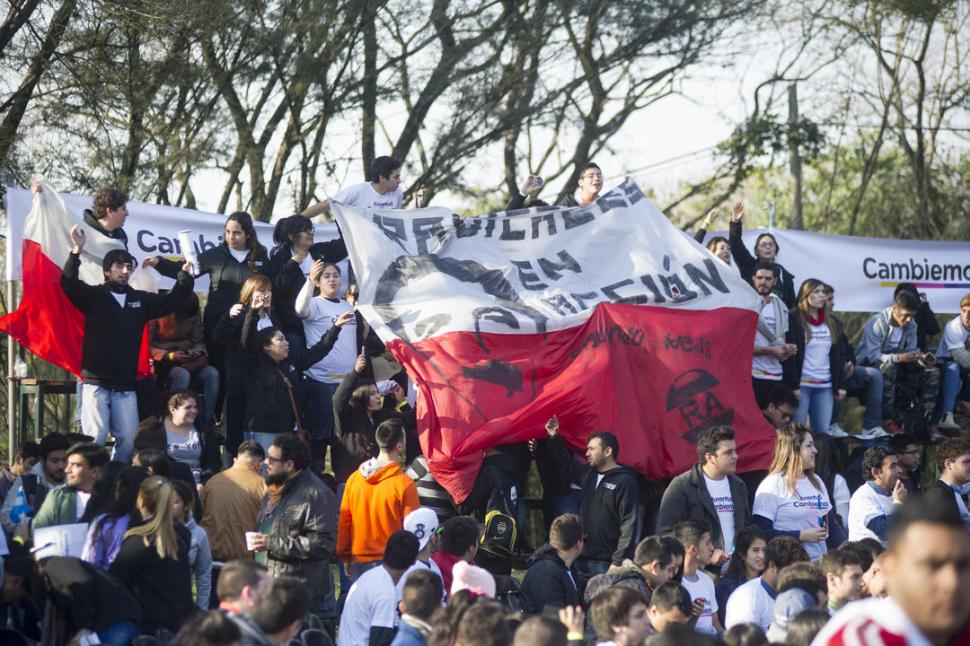 DUELO EN LA TRIBUNA. Los radicales hicieron sentir su presencia y antes de la llegada de Macri marcaron la cancha con “sus cantos y banderas”.  la gaceta / fotos de jorge olmos sgrosso