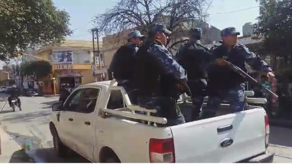 ARMADOS HASTA LOS DIENTES. Así se trasladan por la ciudad los efectivos de Gendarmería, por la escalada de violencia entre grupos narco.  