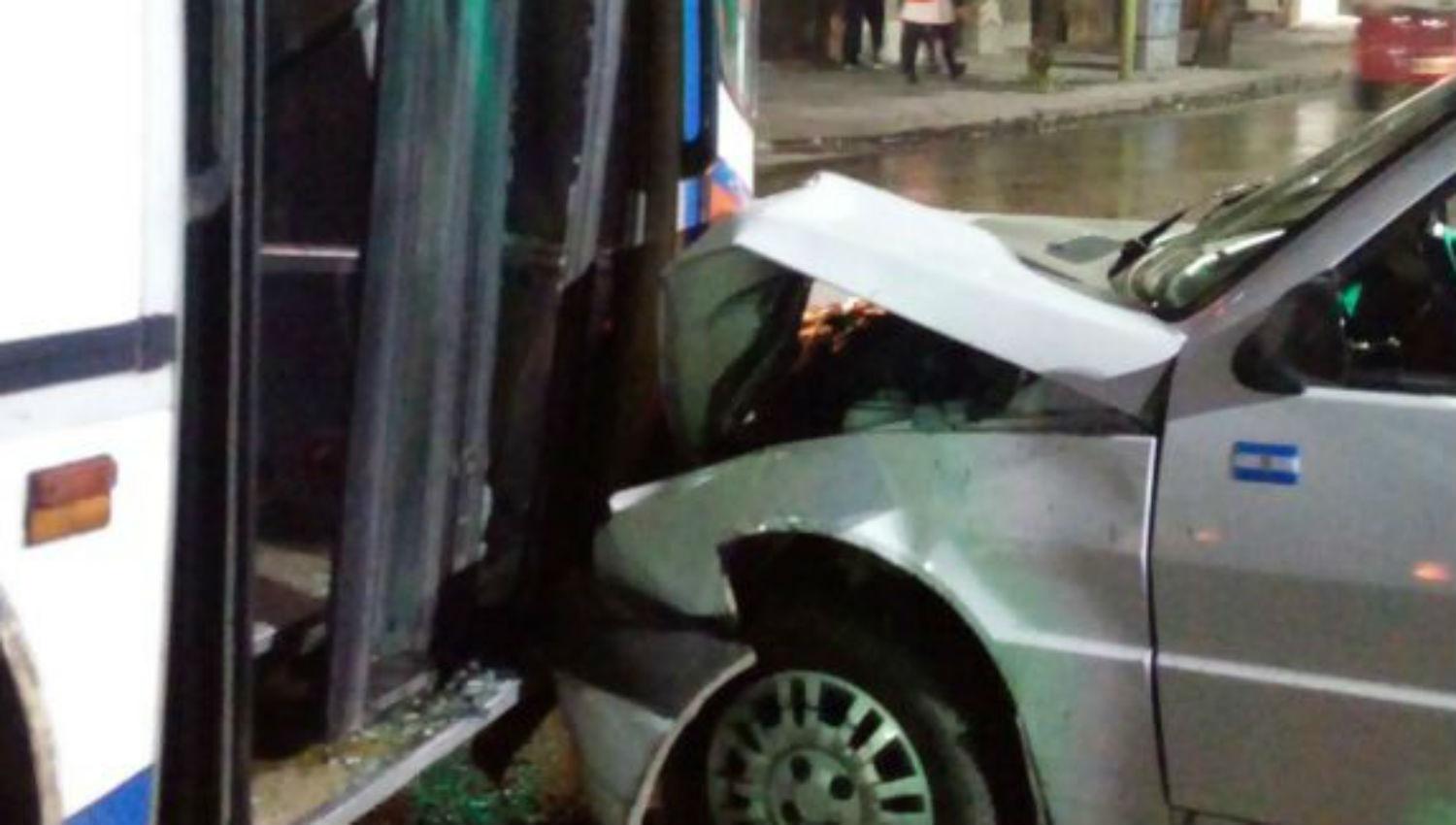 Accidente en Barrio Sur: un auto chocó a un colectivo en La Madrid y Jujuy