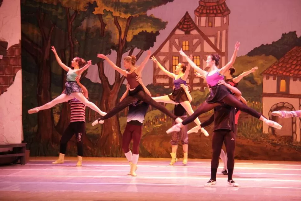 EN PLENO ENSAYO. El Ballet Estable de Tucumán comenzó a trabajar en marzo para la puesta en escena de “Coppélia”, que estrenará esta noche. ENTE CULTURAL DE TUCUMÁN 