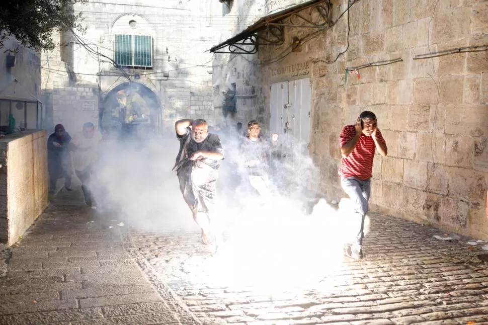 OTRA JORNADA DE VIOLENCIA. Corridas y represión en una de las calles de la ciudad vieja de Jerusalén. REUTERS