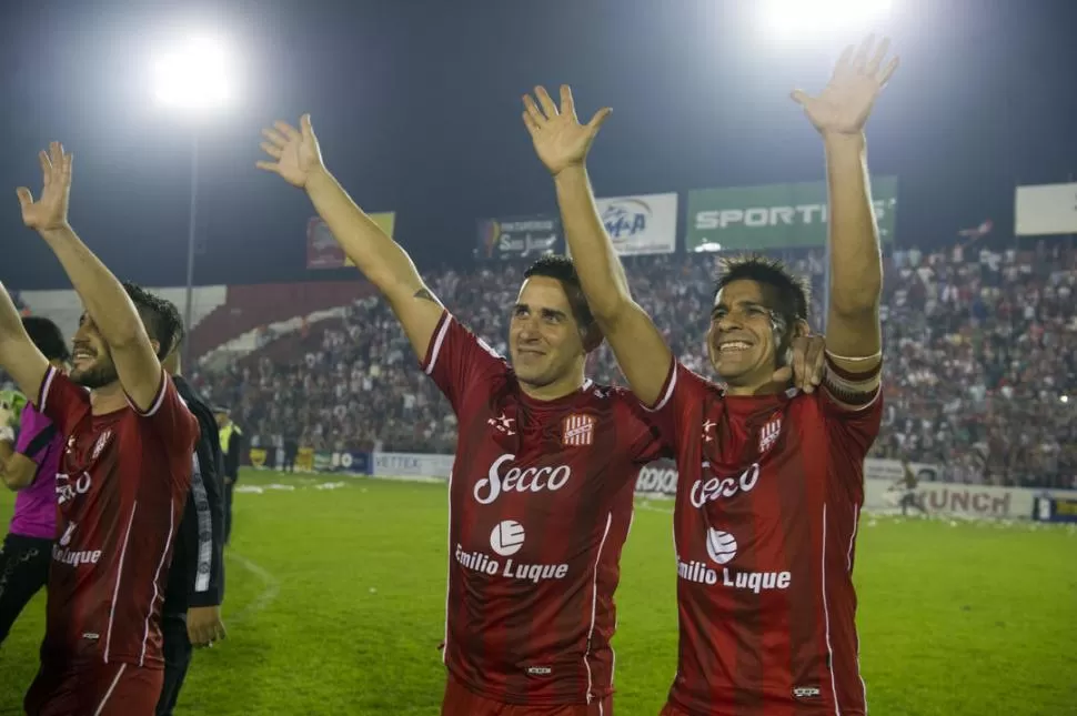 ÚLTIMA POSTAL. Ferrero y González fueron dos que se despidieron anoche y que se llevaron el reconocimiento del hincha. la gaceta / foto de diego aráoz