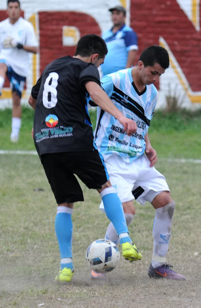 MARCA A PRESIÓN. Raúl Adler (8) y Franco Villafañes luchan por la pelota. la gaceta / Foto de José Nuno