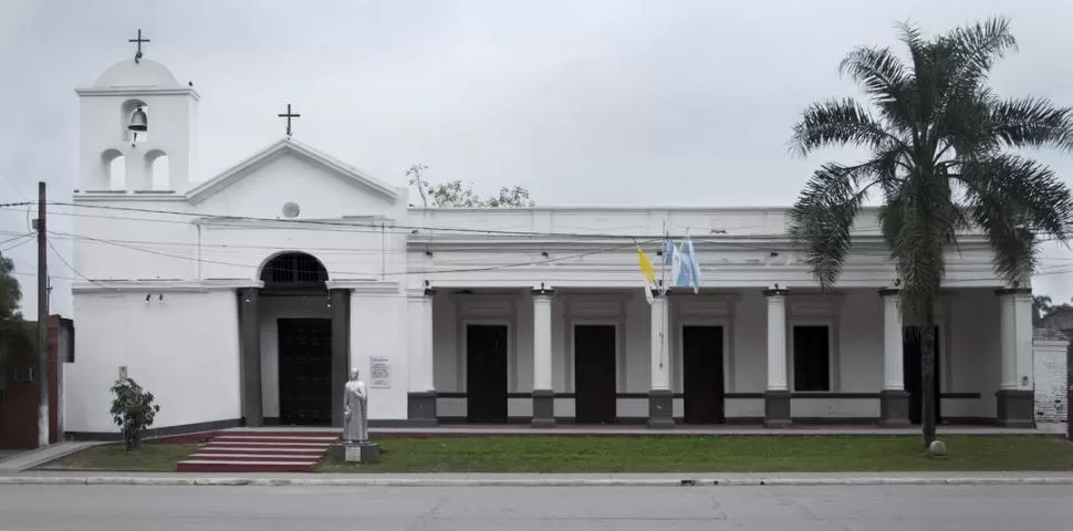                                     EN LULES. Totalmente restaurada, la ex iglesia parroquial y, al lado, la que fue casa de los Domínguez, familia materna del doctor Cantón. 