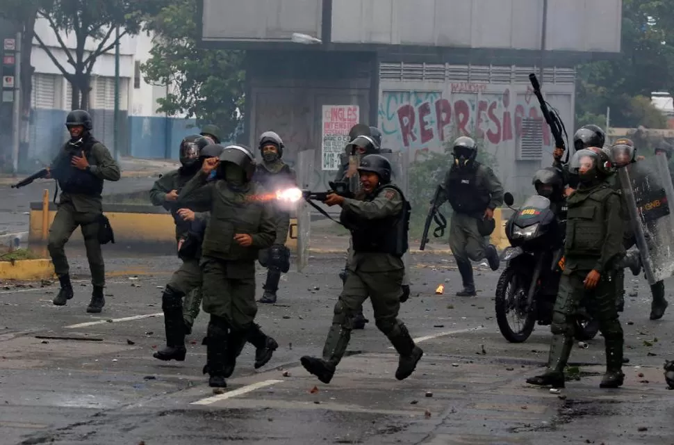 EN CARACAS. Las fuerzas de seguridad del régimen chavista disparan gases y balas de gomas a los manifestantes. 
