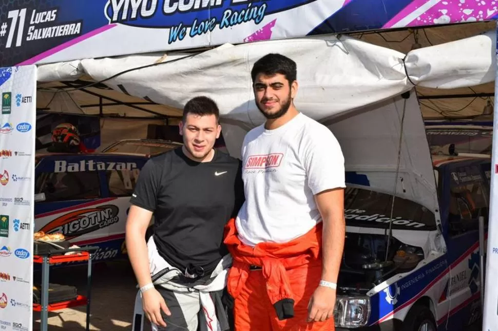 EN LOS BOXES. Lucas Salvatierra (izquierda) posa con Bernardo Ortega (h); este último, está debutante en el Turismo Fiat. Daniel Rodriguez Press