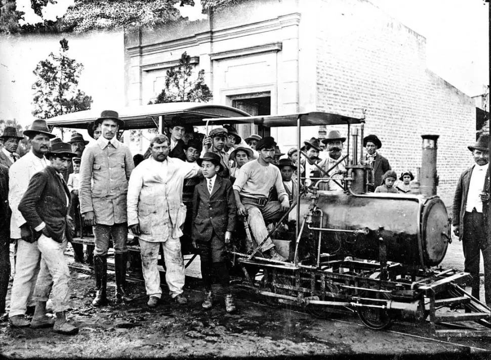 EN MONTEROS. La locomotora que impulsó por años el convoy fue creada en la década de 1910 por un mecánico autodidacta, de apellido Lencina, en su taller. 