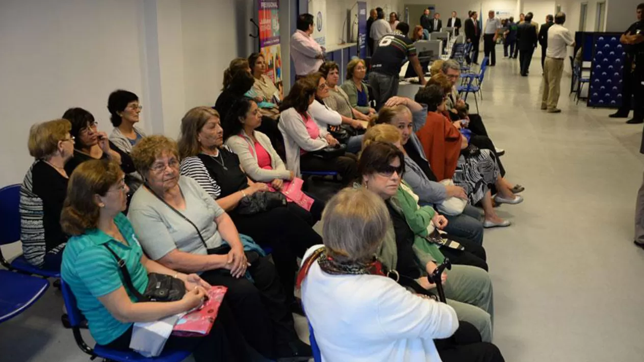 JUBILADOS EN LA ANSES. La posibilidad de que se incremente la edad jubilatoria generó polémica. ARCHIVO