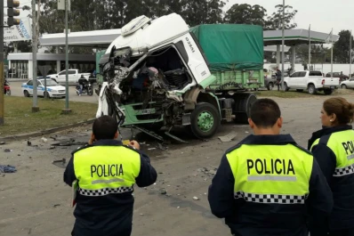 Impactante choque entre dos camiones en el acceso norte de Concepción