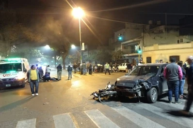 Un auto y una moto chocaron y dos personas terminaron con heridas