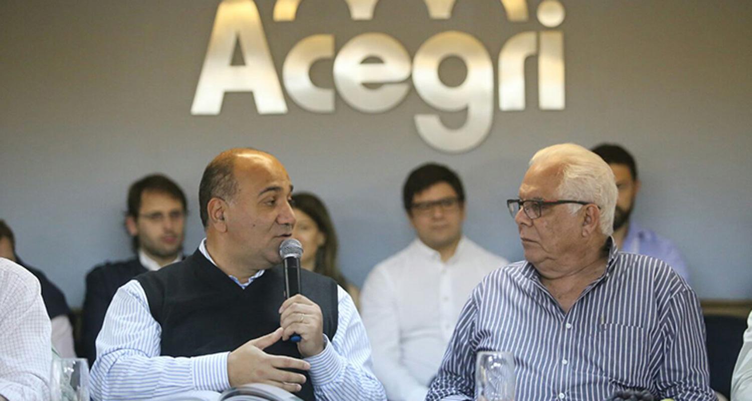MÁS MERCADOS. Manzur y Aguinaldo Ballon encabezaron las reuniones en el mercado de Río. FOTO TOMADA DE COMUNICACIONTUCUMAN.GOB.AR