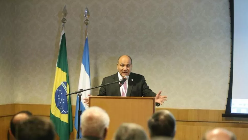 ANUNCIO. Juan Manzur se mostró exultante en la apertura de las reuniones con los empresarios cariocas. TWITTER @JuanManzurOK