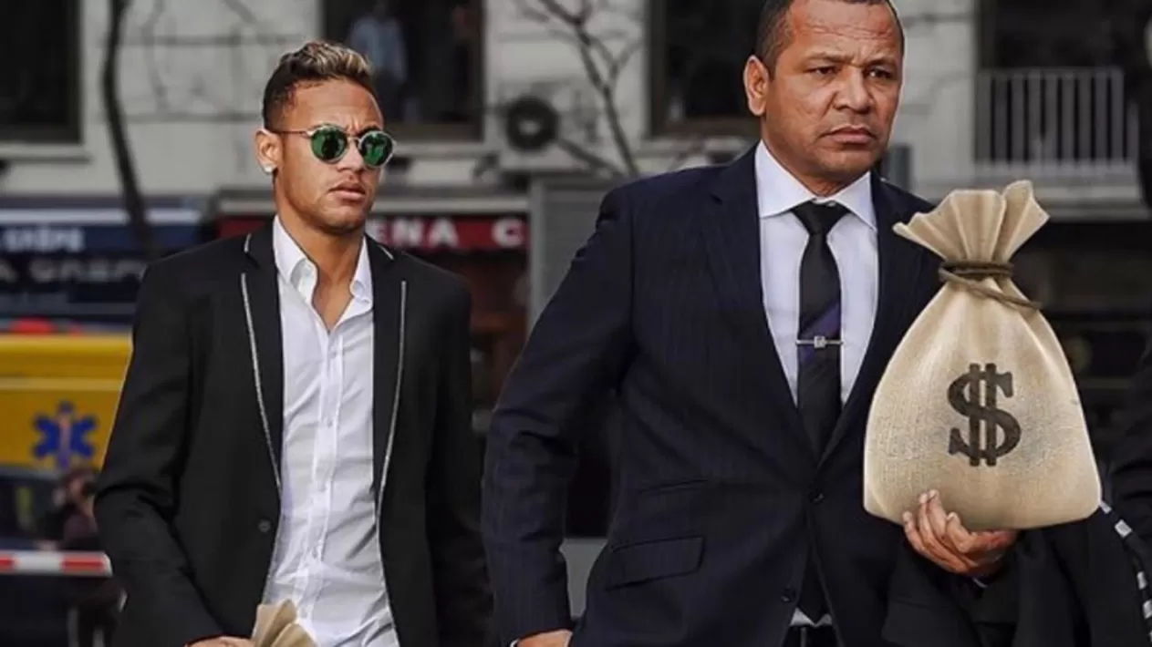 CON UNA BOLSA. Neymar y su padre, que además es su representante, acordaron un jugoso sueldo en el PSG. FOTO TOMADA DE TYCSPORTS.COM