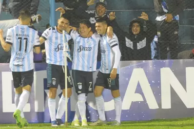 El Pulguita marcó un triplete y animó la fiesta de Atlético, que pasó de ronda