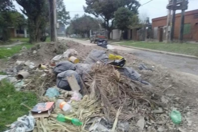 La basura cubre una esquina del barrio Marti Coll