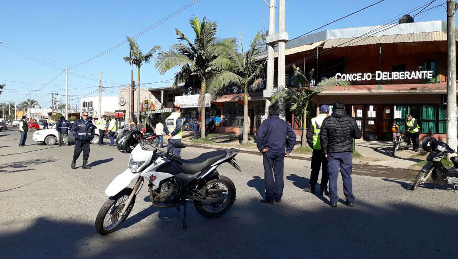 PROTESTA. Inspectores cortan el tránsito en la Solano Vera, frente al Concejo. LA GACETA / ANALÍA JARAMILLO