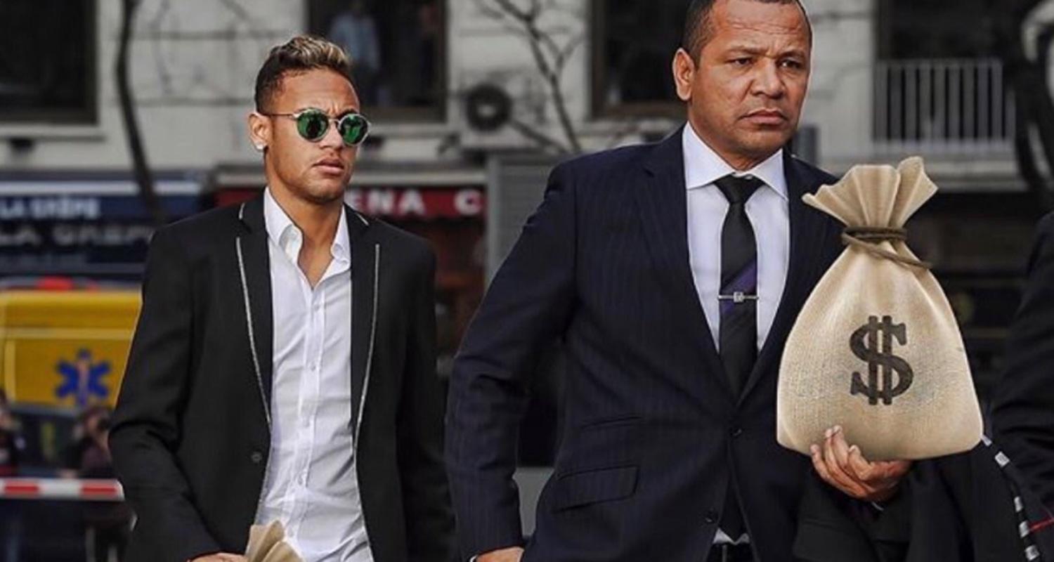 CON UNA BOLSA. Neymar y su padre, que además es su representante, acordaron un jugoso sueldo en el PSG. FOTO TOMADA DE TYCSPORTS.COM