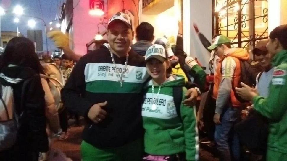 EN LA PREVIA. Jessica y Fernando acompañaron a su equipo en Tucumán. la gaceta / foto de mariana apud