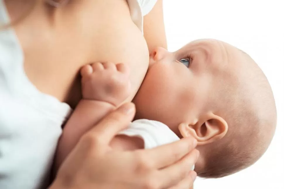 SIN PERDER TIEMPO. Cuando el bebé es prematuro no suele ser puesto de inmediato al pecho, pero la mamá puede aprender a producir leche. 