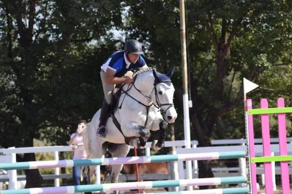 NOTABLE SALTO. Ricardo Piola se lució en la prueba con vallas de 1,20 metro. establecimiento ecuestre la foresta