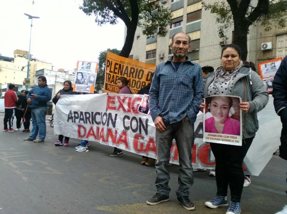 AL FRENTE. Ramón Garnica volvió a encabezar una marcha para reclamar que su hija Daiana regrese viva al entorno familiar. foto de francisco fernández