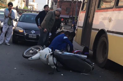 Un auto en doble fila y una moto casi provocan una tragedia en Barrio Norte