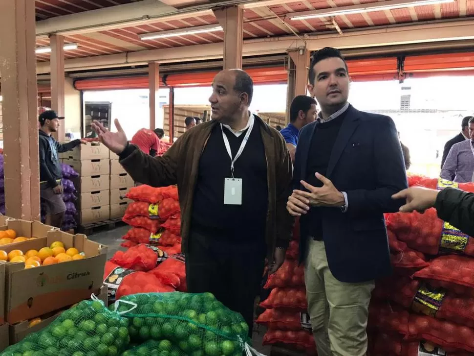 EN BELO HORIZONTE. El gobernador Manzur fue recibido por el titular del Mercado Central, Gustavo Fonseca. twiter @JuanManzurOK