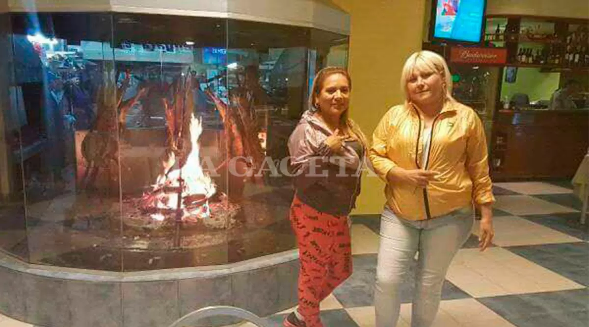 Miryam “La Negra” Soria y Nilda “La Cabezona” Gómez se fotografiaron junto a unos cabritos a la estaca en un restaurante exclusivo.