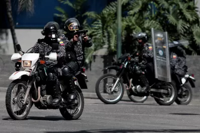 Crisis en Venezuela: vehículos antimotines, perdigones y gases lacrimógenos para reprimir una manifestación