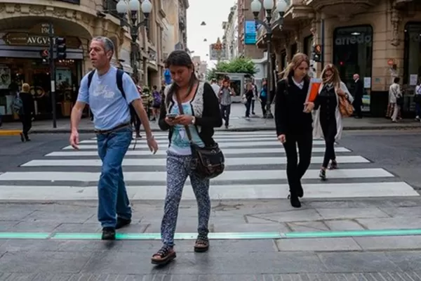 Los porteños instalarán semáforos en el piso para peatones distraídos con sus celulares