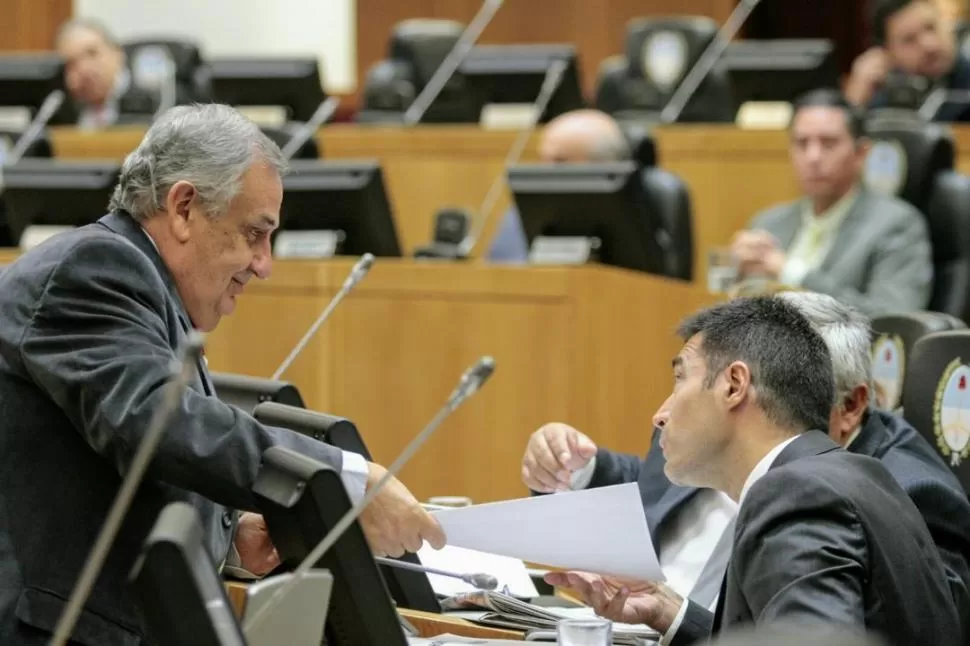 ACUERDO PARLAMENTARIO. Ruiz Olivares, presidente de la comisión de Hacienda, dialoga con el opositor Bellomío. prensa legislatura